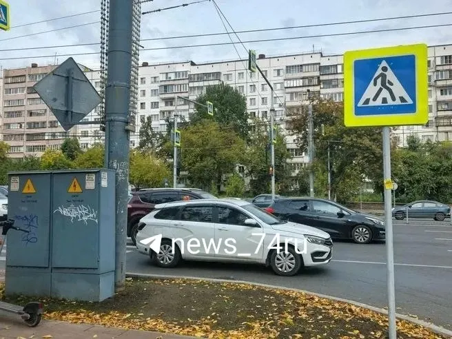 На перекрёстке введён новый пешеходный переход со светофором и остановочный павильон в рамках второго этапа реконструкции.