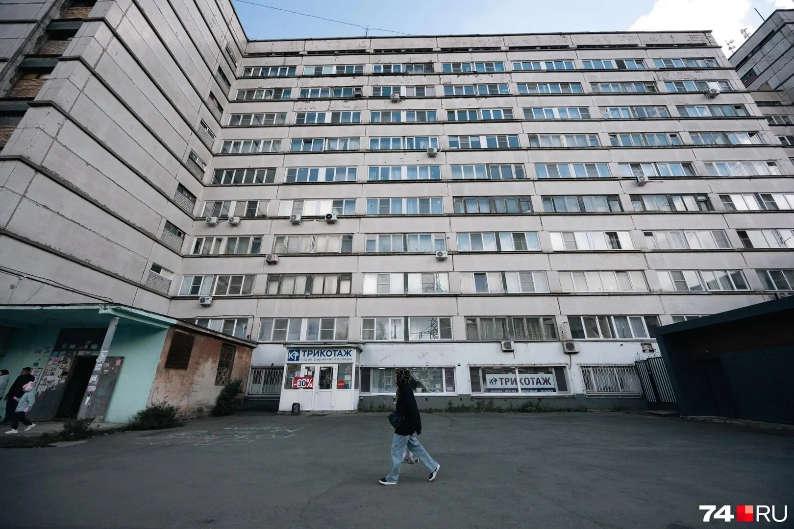 Жители Челябинска рассказывают о проблемах старого общежития 1976 года: неработающие лифты, затопления и тревога по приближению зимы.