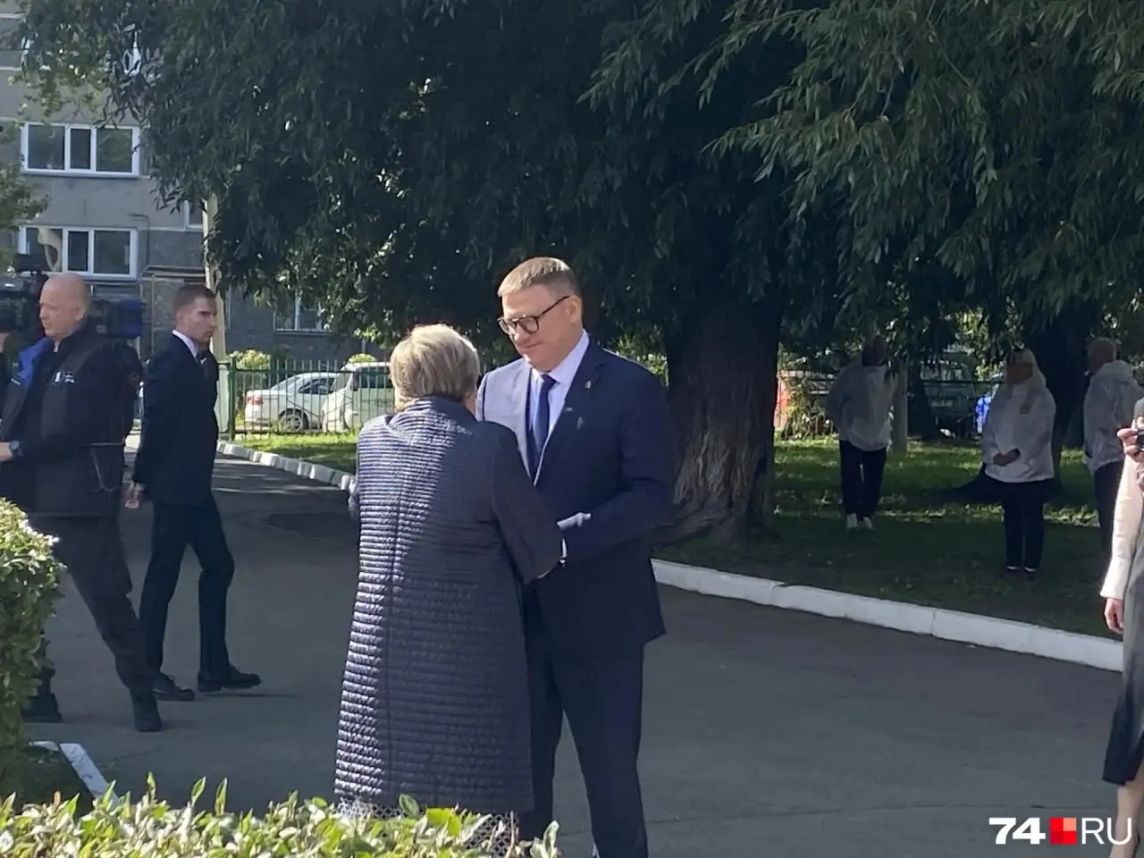 Глава региона приехал на линейку в школу, где вместе с учителями и учениками обсуждали визит. Школьники и педагогический коллектив вспоминали первый школьный звонок и участие губернатора в празднике.