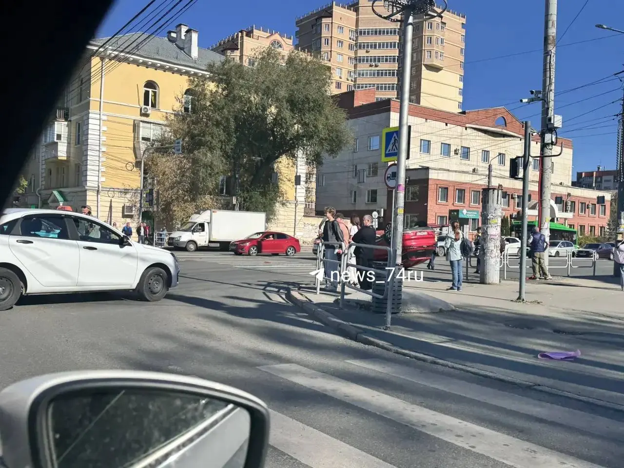 На перекрёстке Доватора и Воровского в Челябинске столкнулись три автомобиля; один опрокинулся. Пострадавших пока не подтверждают, движение затруднено.