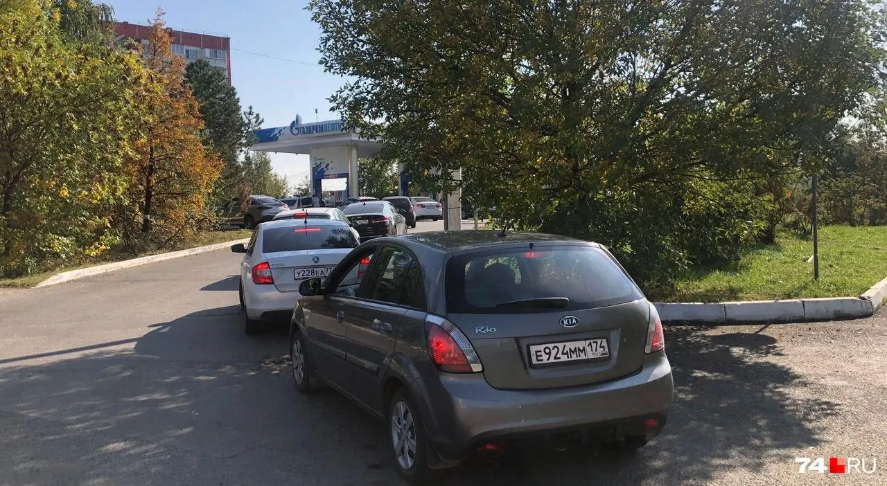 По итогам проверки заправок 22 сентября ситуация с продажей бензина остаётся умеренно стабильной: очереди редки, на некоторых станциях встречается АИ-95 и даже АИ-98, а качество топлива в большинстве случаев соответствует Евро-5.