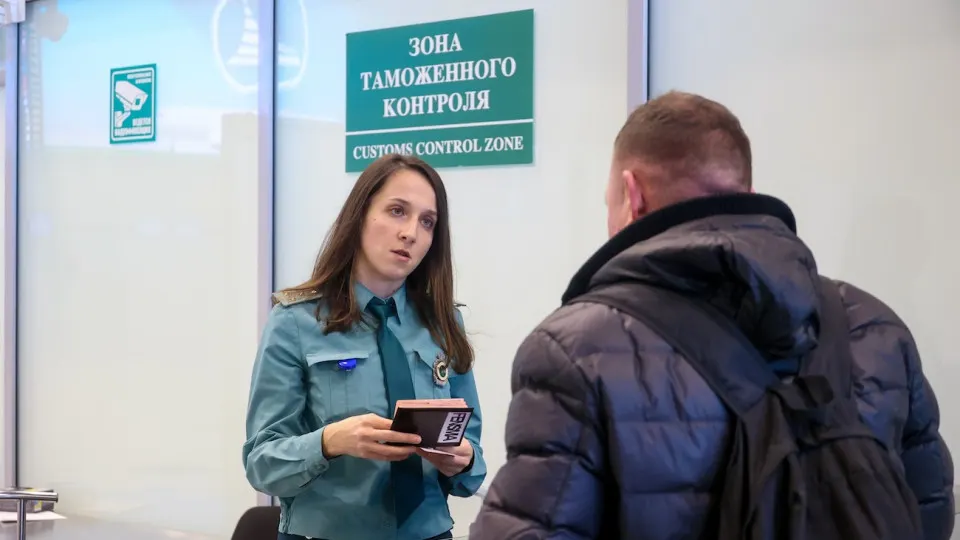 Документ устанавливает лимиты на вывоз драгметаллов и наличных рублей, вводит требования по уведомлению таможни и подтверждению происхождения средств.