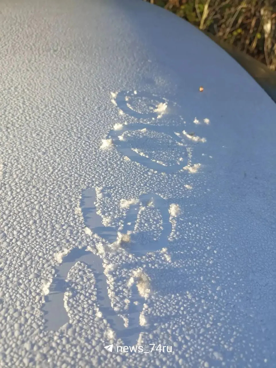 Утренние фото показывают, как автомобили в городе оказались покрыты ледяной коркой после холодной ночи.