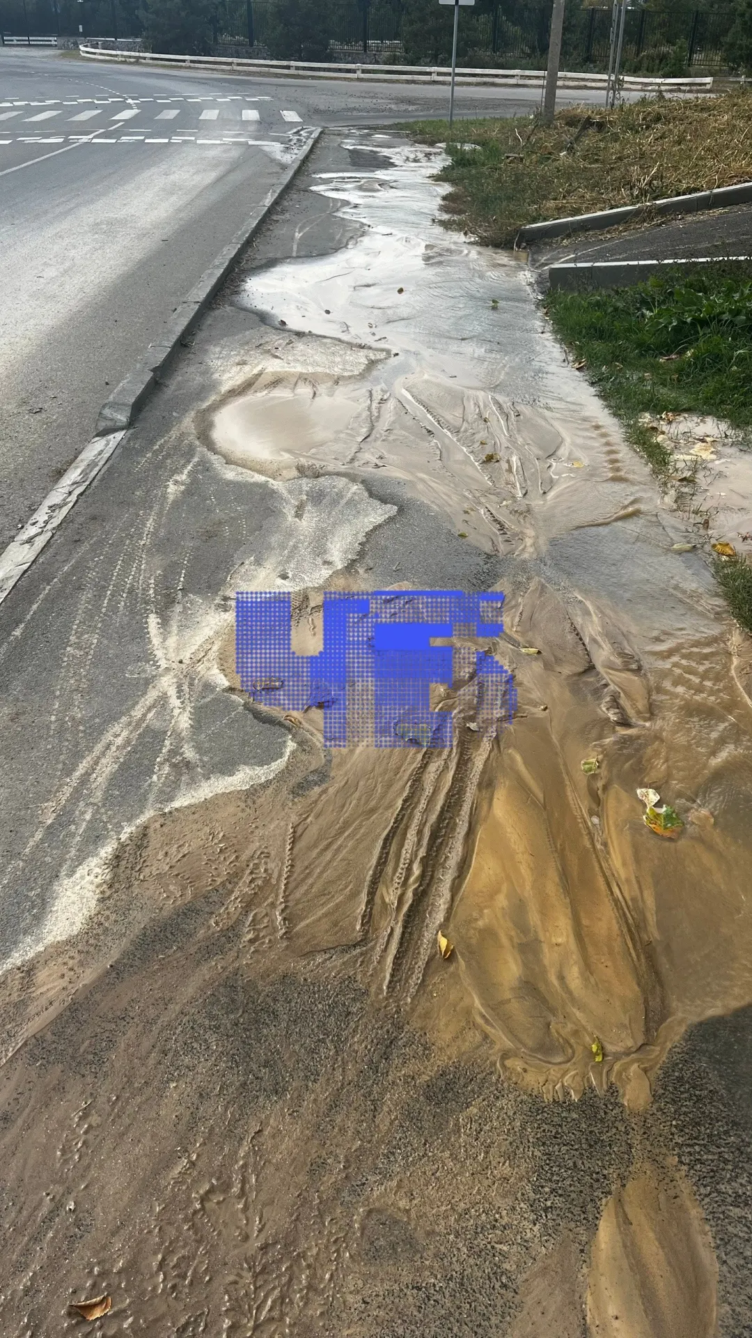 Из-за прорыва водопровода на Увельской улице жильё горожан затаплено; коммунальные службы отсутствуют на выходных, люди вынуждены спасать имущество насосами.