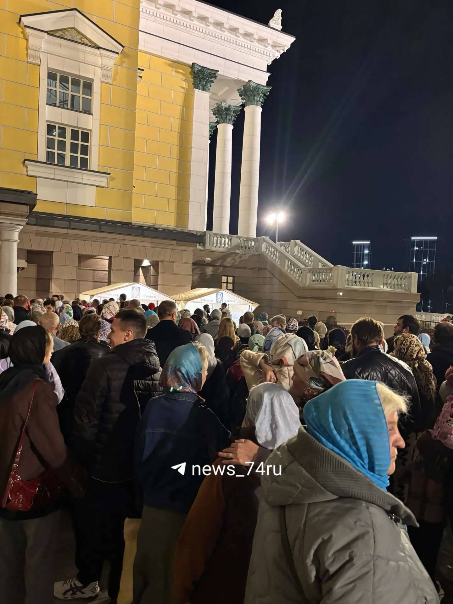 Мощи Спиридона Тримифунтского остаются в Челябинске до 11 сентября включительно. Очередь у святыни продолжается дольше обычного, посетителям приходится ждать долго, а в храме жарко.