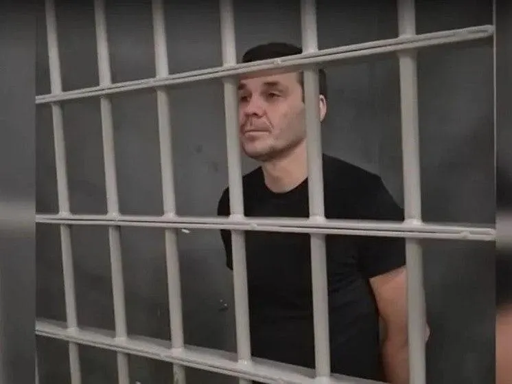 48-летний гражданин России и Швеции Максим Артемов осуждён Краснодарским краевым судом к 14 годам колонии строгого режима по обвинению в госизмене; дело связано с денежными переводами украинским формированиям.