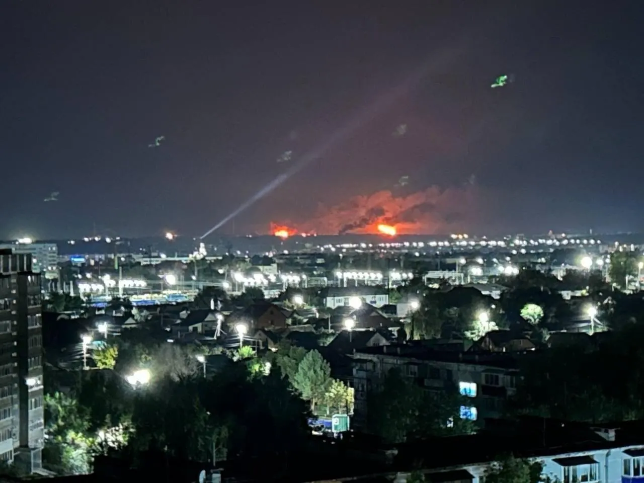 Пожар в Курске после падения обломков дронов, возможные атаки на НПЗ и научно-технический комплекс в Таганроге, дела против музыканта и прогнозы на осень; долги стран СНГ перед российским бизнесом.