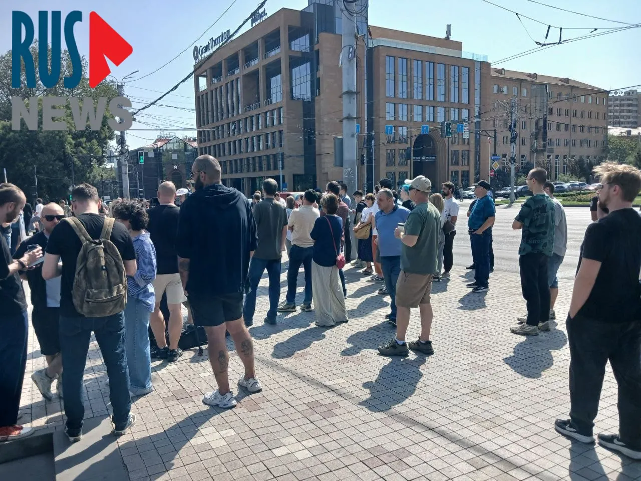 В Ереване у посольства РФ сформировалась крупная очередь из желающих проголосовать; рядом проходит митинг.