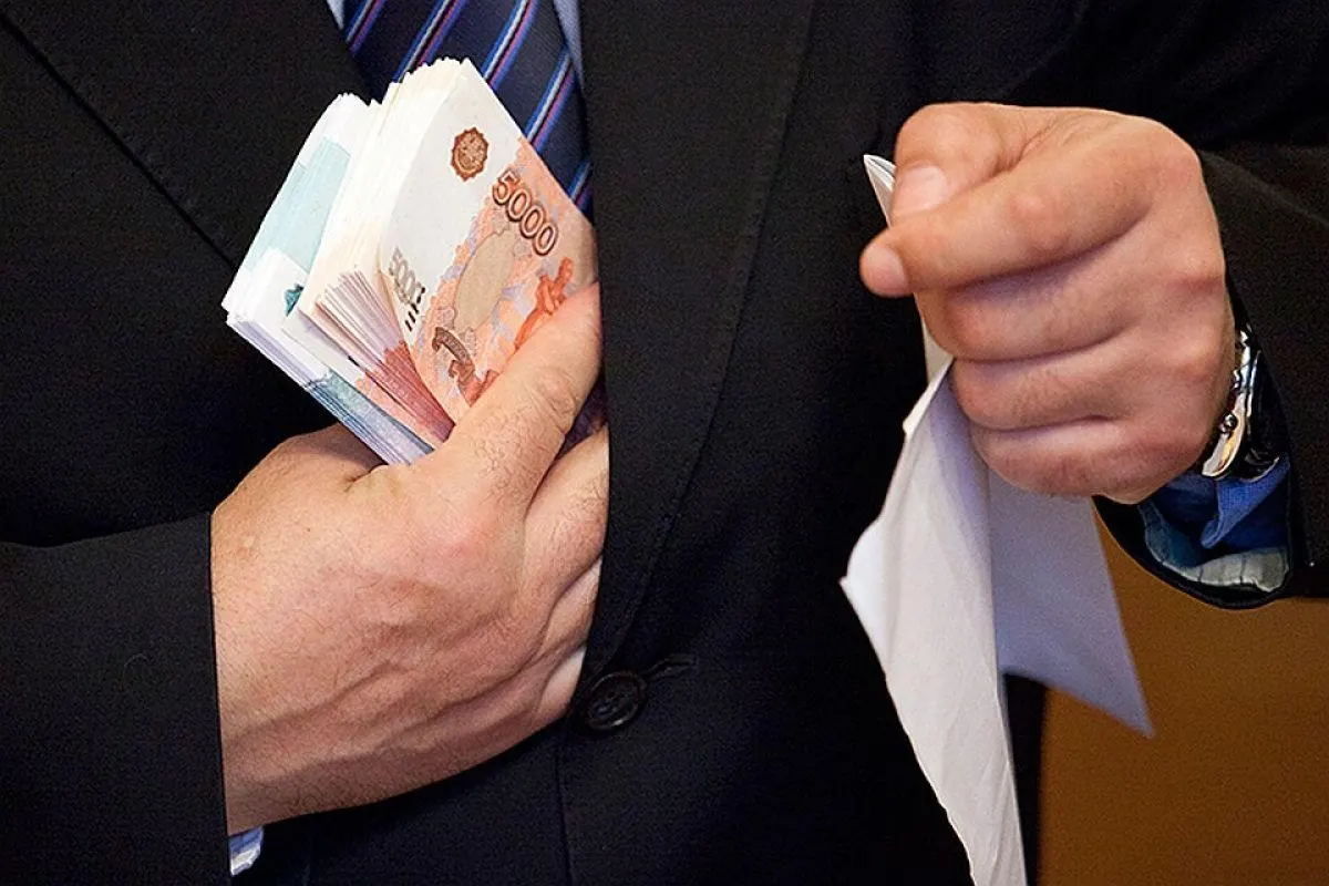 Правительство и отраслевые органы обсуждают запрет на госфинансирование сюжетов о взятках и преступлениях в отношении МВД, ФСБ и прокуратуры; решение пока не закреплено в законе.