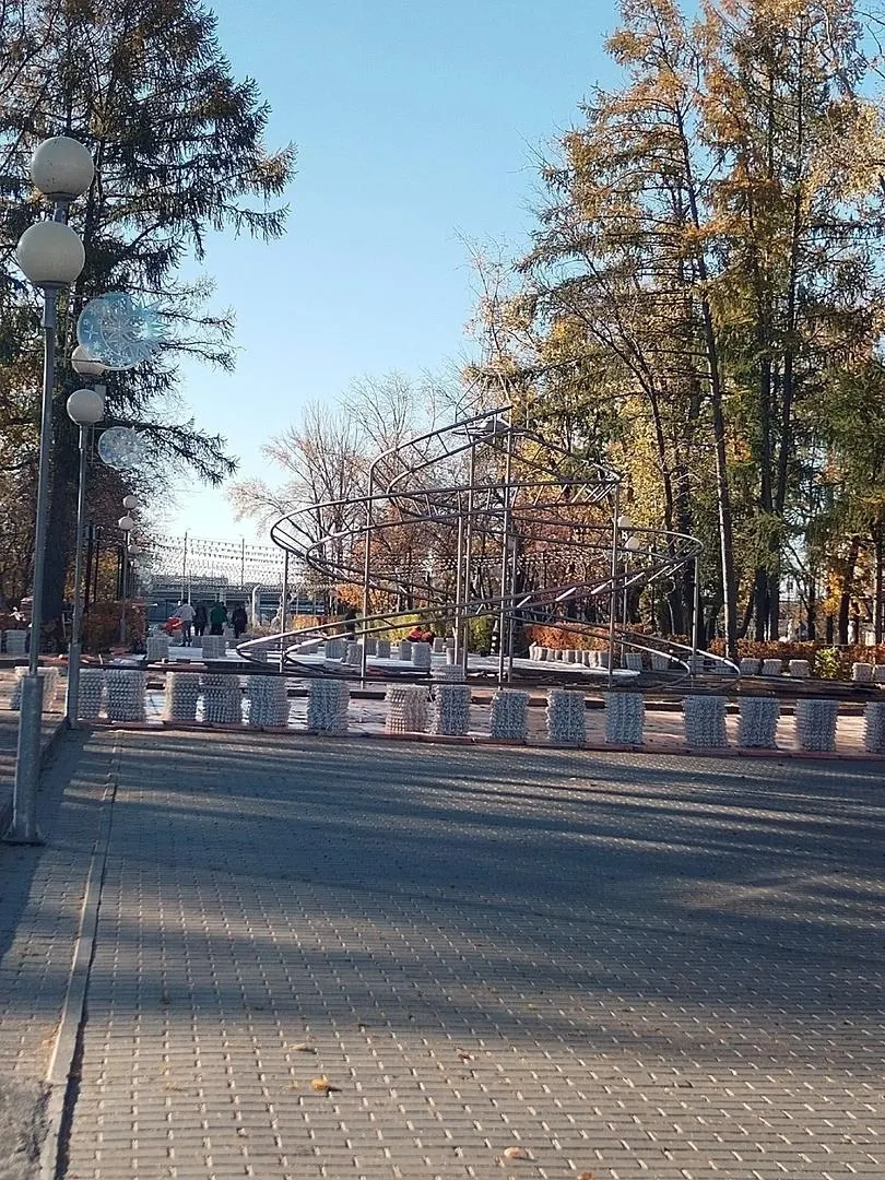 Из-за снижения температуры в Челябинске в парке Терешковой начнут монтировать каток; кататься можно будет после стабилизации температуры ниже нуля.