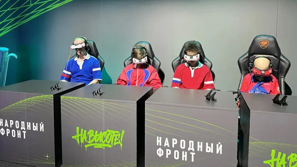 Пилотный этап нового норматива по беспилотникам стартовал в шести регионах; планируется создание дрон‑классов в десятках регионов, обучение пилотированию, программированию и ремонту дронов; более 700 учебных заведений уже обеспечены оборудованием.