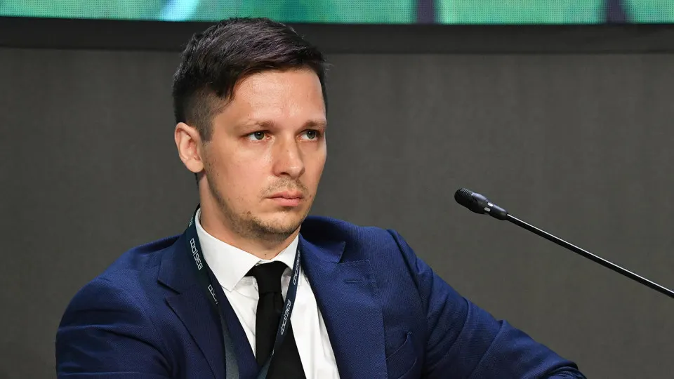 Россия сталкивается с ростом доли госрасходов и обсуждает шаги по стабилизации бюджета, включая налоговые меры и повышение военных расходов.