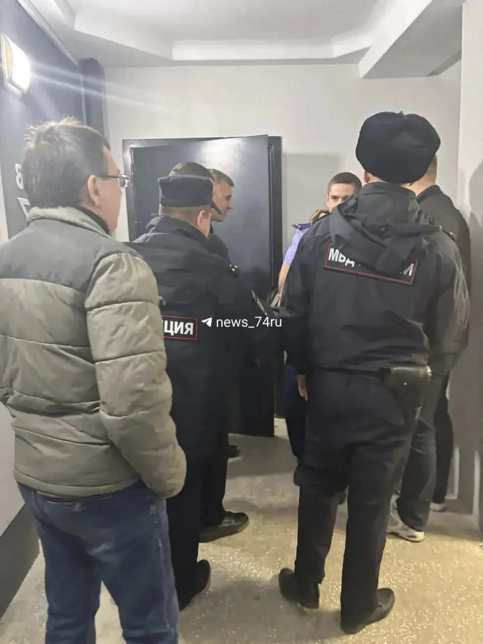 В Челябинске мужчина застрелил женщину и её дочь и покончил с собой; младенец в квартире не пострадал, 4 и 6-летние мальчики успели выбраться на улицу.
