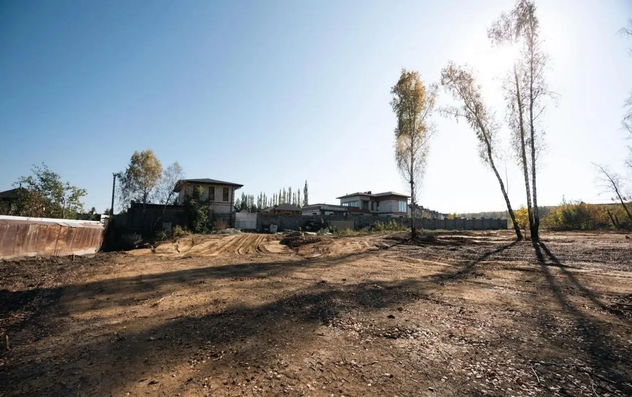 Вырубка лесного массива началась у берегов Шершневского водохранилища — ключевого источника питьевой воды для городской агломерации. Власти заявили об отсутствии разрешений, жители выражают озабоченность экологическими последствиями и инфраструктурой.