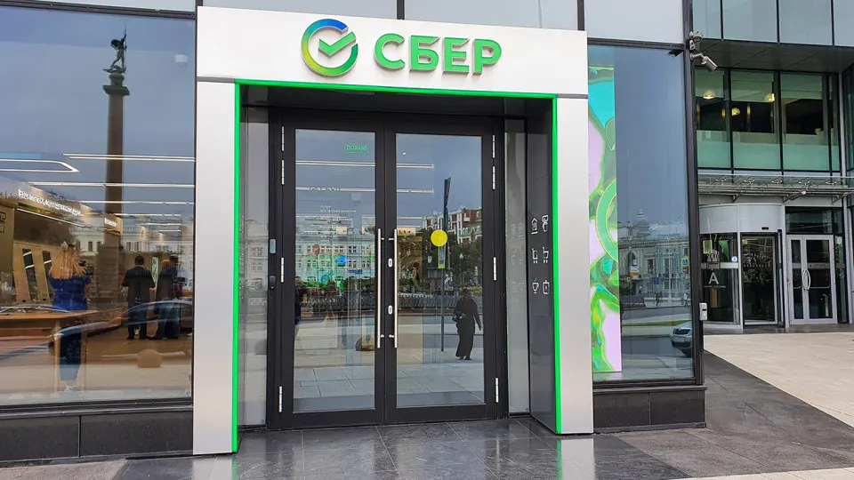 Увеличение дефолтов по корпоративным и розничным кредитам в Сбербанке сигнализирует о нарастающих рисках для экономики и возможном охлаждении спроса.