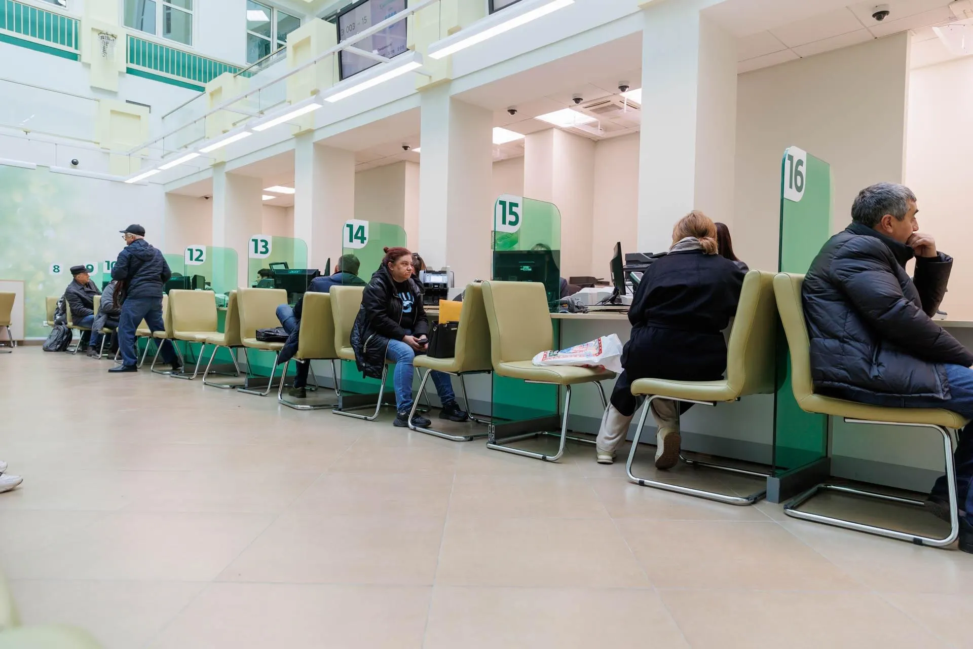 Эксперты обсуждают риск дефолта и последствия для экономики и граждан.