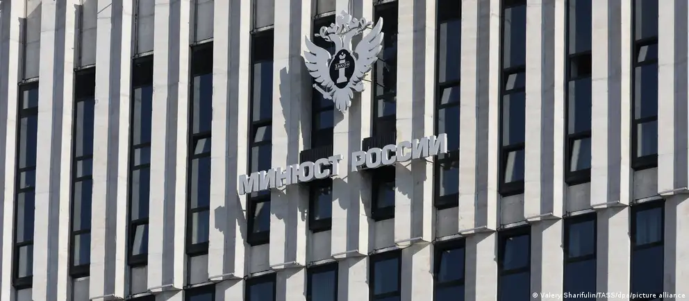 Минюст планирует запустить открытый реестр граждан, уклоняющихся от наказания, с рядом ограничений: от блокировки активов до запрета на госуслуги и сделки.