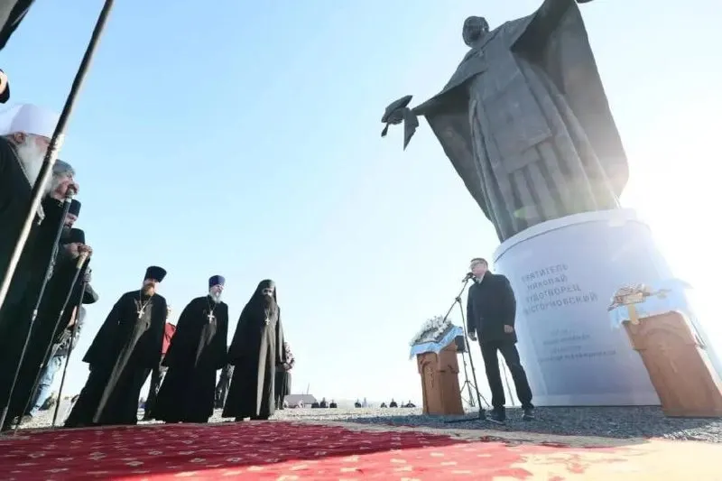 Церемония открытия монумента прошла на фоне финансовых трудностей Магнезита и нерешённых вопросов с мостами между Старой Пристанью и Верхним Айском.