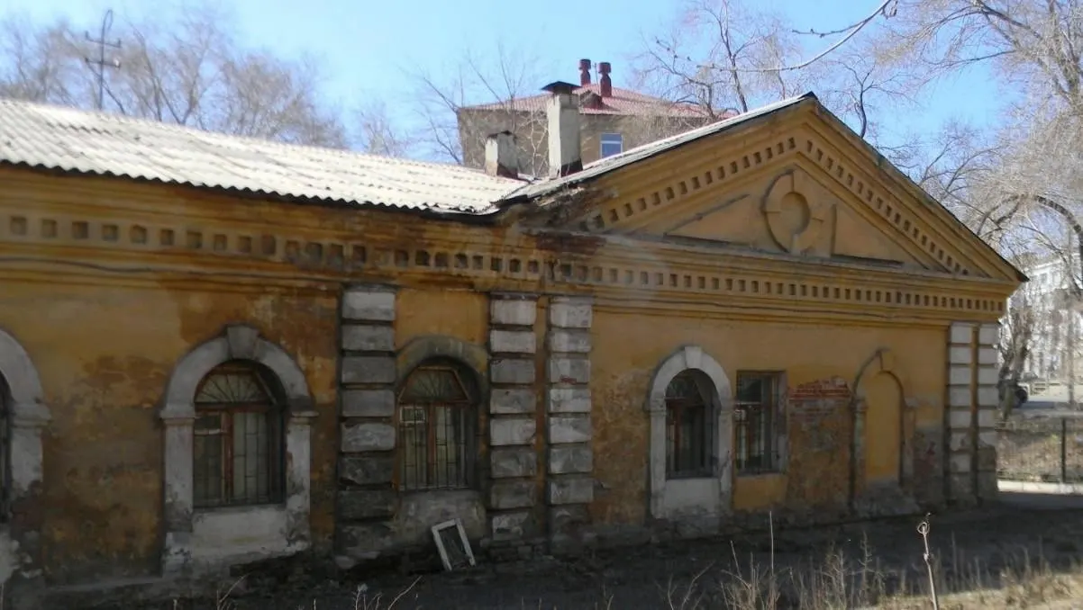 Сто летний дом на улице Свободы, 165, включённый в реестр памятников регионального значения, выставят на торги в первой половине 2027 года; обсуждаются сценарии реставрации и будущего использования.