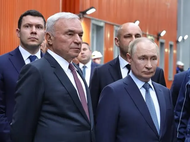 Президент присвоил орден за заслуги в металлургии; в тексте также упоминаются меры по сокращению расходов на персонал и санкции против бизнесмена и крупной группы.
