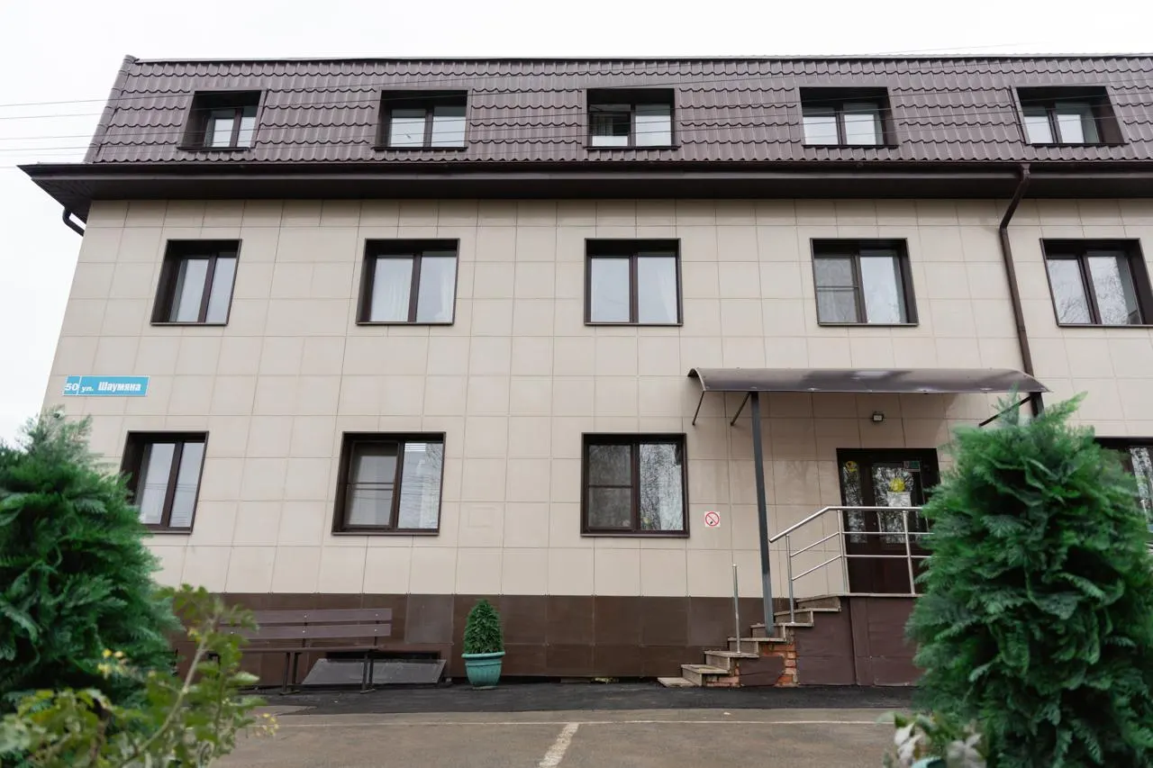 Прокуратура выявила 38 нарушений в филиале пансионата на Шаумяна; суд временно запретил работу учреждения. Руководство утверждает, что часть нарушений устранена, родственники требуют решения.