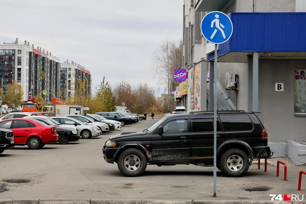 Жители Паркового требуют унифицировать наказания за парковку на тротуарах и пешеходных дорожках; предлагают штраф до 2000 рублей.