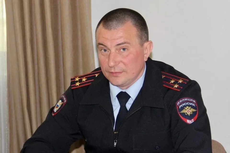 Бывший руководитель городского УМВД просит вернуть должность и денежное довольствие; суд отказал в возвращении, апелляция подана. В деле фигурирует служебная проверка и попытки обеспечивать беспрепятственный проезд.