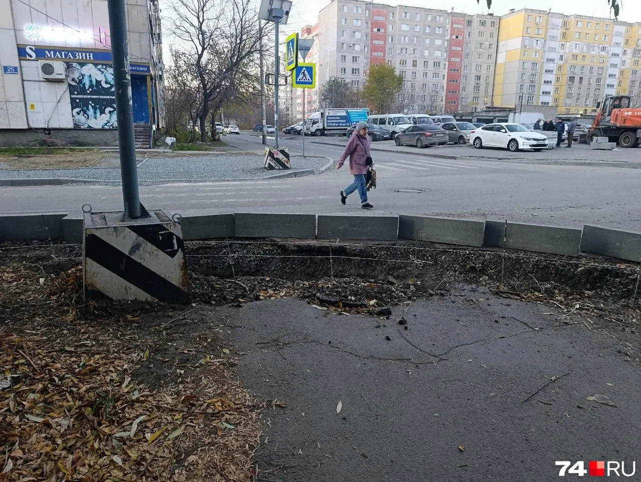 Подрядчик повредил улицу Агалакова: тротуары разбиты, бордюры перегородили дорогу, пешеходам и детям приходится обходить яму по проезжей части.