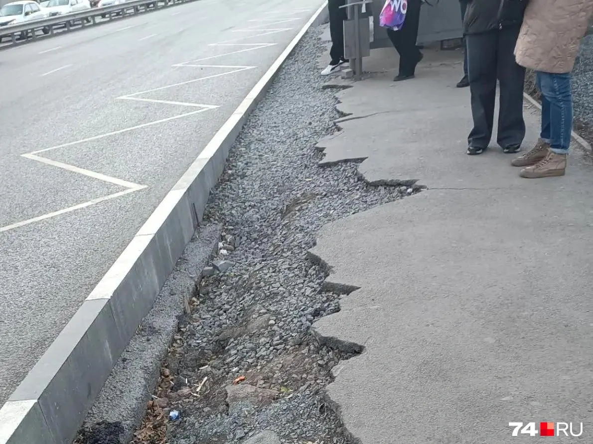 На Копейском шоссе идёт второй этап ремонта; жители жалуются на ямы и мусор у остановок возле павильонов «Улица Горелова» и «Гаражи» — сроки окончания работ пока без точной даты.