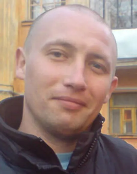 Бывший генеральный директор ЧЭМК Павел Ходоровский подозревается в передаче денег и давлении на судей; суды меняли меры пресечения и сроки наказания.