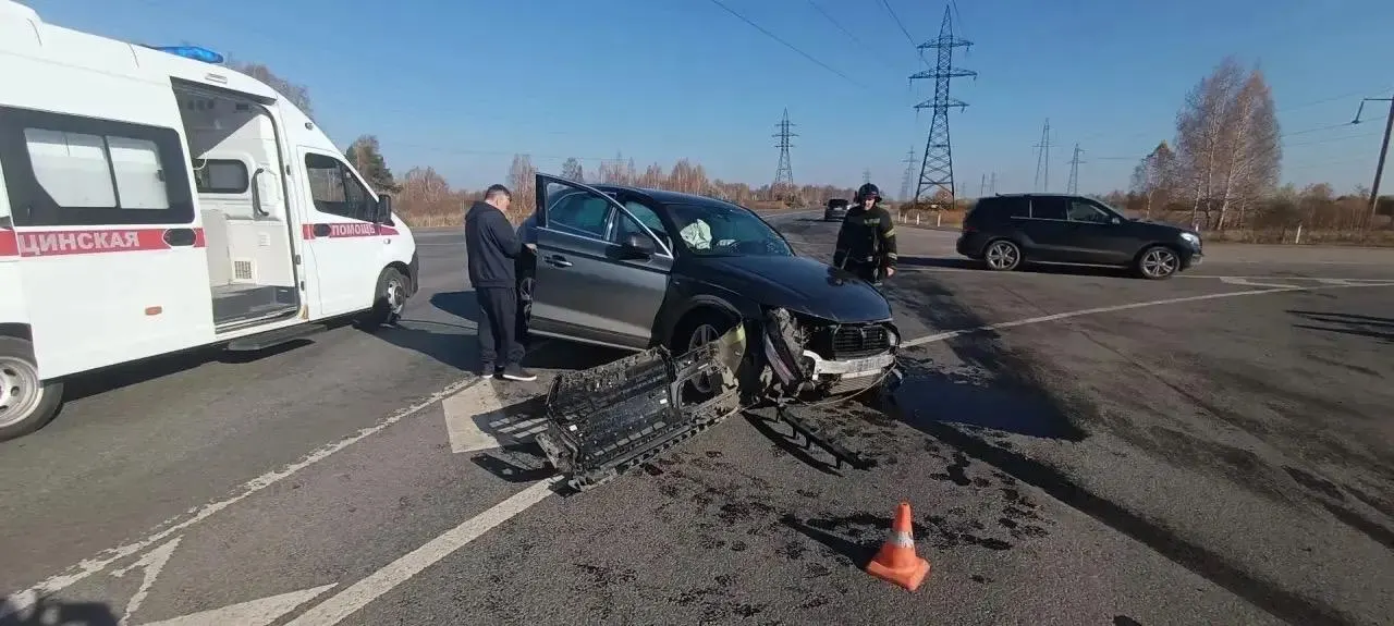 В аварии на выезде из Челябинска пострадали шесть человек, в том числе ребенок. По данным ГИБДД, водитель VW Passat не рассчитал скорость и дистанцию, после удара автомобили занесло на встречную полосу; пострадавшие госпитализированы.