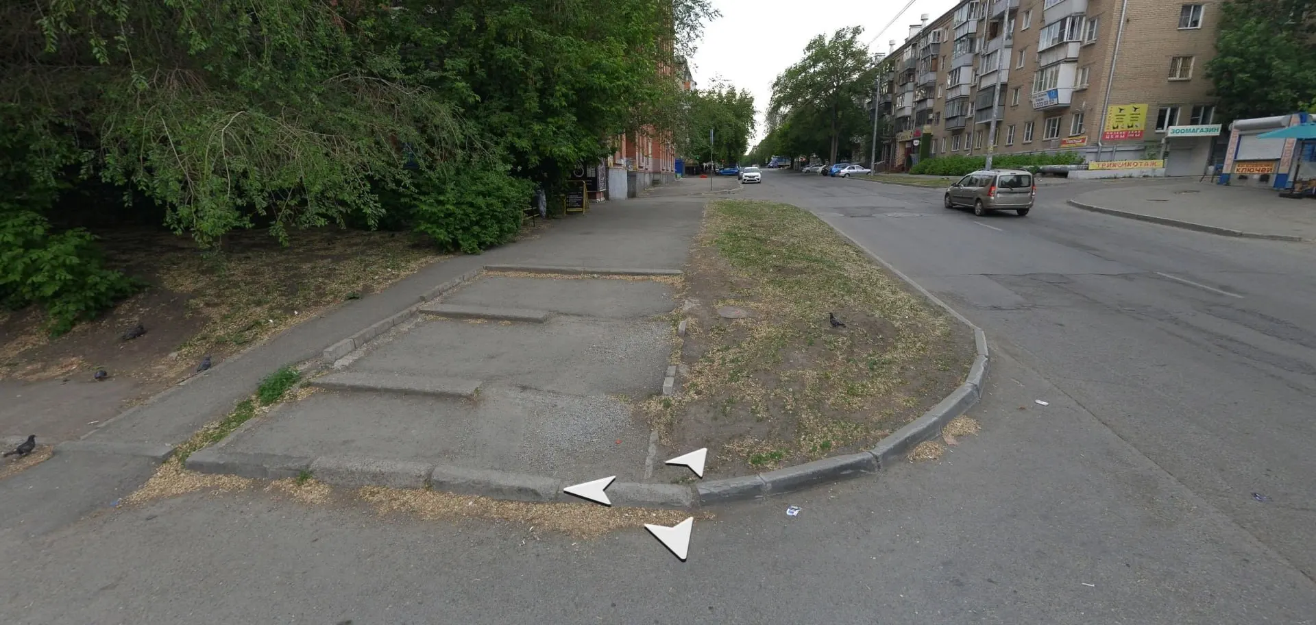 Лестницу на тротуаре заменили асфальтом, поэтому зимой здесь может образоваться ледяная горка; рядом — дорожное полотно и въезд во двор, что пугает пешеходов.